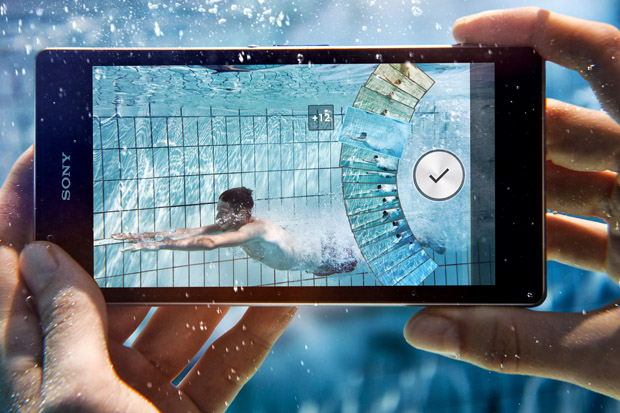 Xperia Z1: O novo top de linha da Sony é anunciado O Xperia Z1 também é a prova d'água e resistente a poeira (Foto: Divulgação)