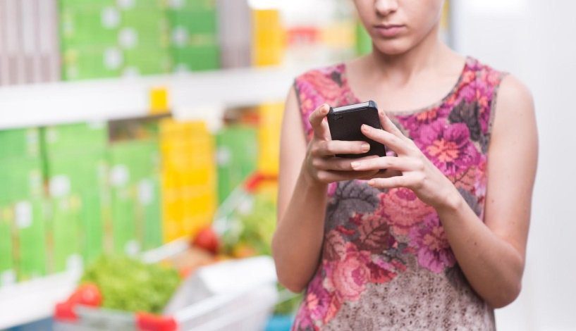 Pesquisa indica aumento de 200% no uso de celulares para compras online no Brasil Pesquisa sobre compras online usando celulares