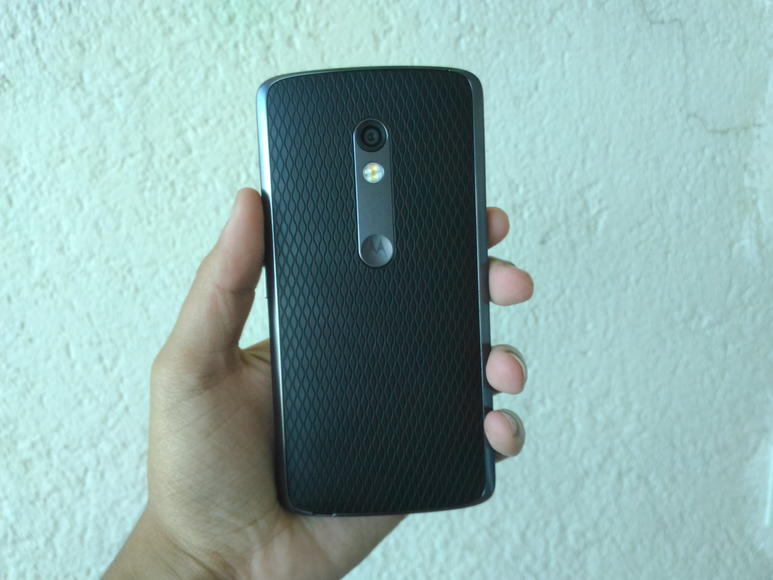 Análise: Moto X Play - Feito para jogar até dar calos na mão moto x play traseira