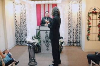 homem se casa com seu smarphone em las vegas