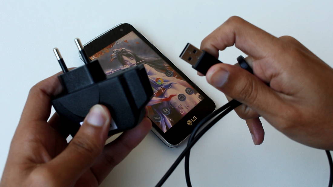 Análise/Review do LG K4: Um low-end bom de briga Um carregador simples, mas que não será utilizado com mais frequência que o devido. (Foto: Mobile Bit)