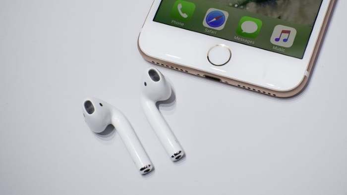 iPhone 7 e iPhone 7 Plus são lançados oficialmente pela Apple com o iOS 10 Apple aposta agora no fim do Mini Jack 3,5 no iPhone 7 e iPhone 7 Plus, uma alternativa seria utilizar os AirPods para ouvir músicas. (Foto: Divulgação/Cnet)