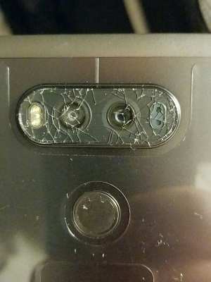 LG V20: Usuário relata quebra espontânea da câmera do dispositivo Vidro protetor de um LG V20 sozinho após apenas 5 horas de uso. (Foto: Divulgação/Reddit)
