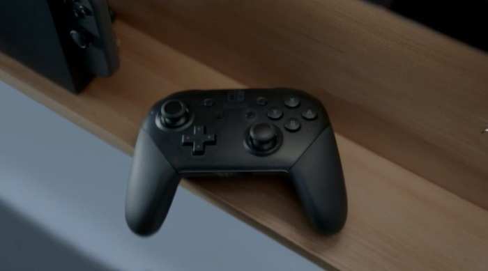Quem não se adaptar ao Joy-Con poderá optar pelo Pro Controller, que traz um modelo de joystick mais tradicional. (Foto: Divulgação/Nintendo)