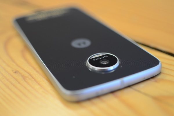 Moto Z recebe a atualização para o Android 7.0 Nougat no Brasil O Moto Z está recebendo a atualização para o Android 7.0 Nougat via OTA. (Foto: Divulgação/Digital Trends)