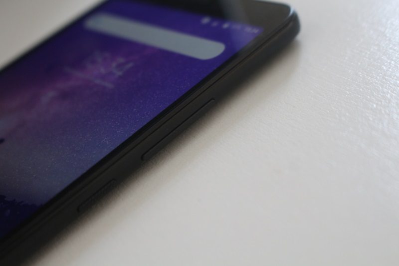 Review do Alcatel 3C: Uma ótima opção de smartphone de entrada Alcatel 3C botões de volume e power
