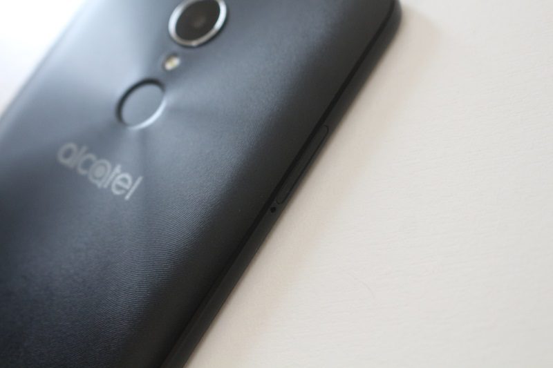 Review do Alcatel 3C: Uma ótima opção de smartphone de entrada Alcatel 3C bandeja do chip