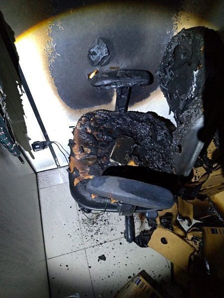 Celular causa incêndio em Cuiabá ao ser esquecido na tomada Celular esquecido ligado na tomada causa incêndio em prédio comercial.