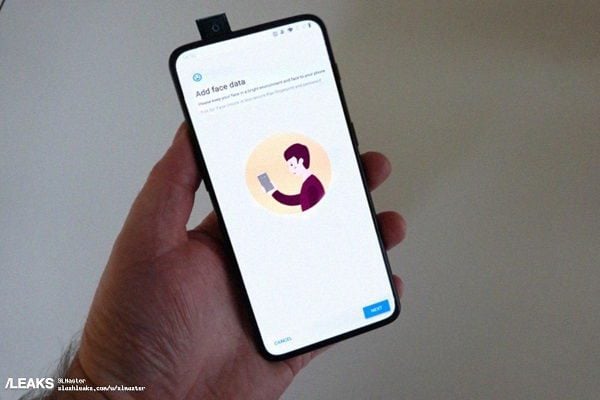 OnePlus 7 aparece em imagem com câmera frontal pop-up OnePlus 7 aparece em imagem com câmera pop-up.
