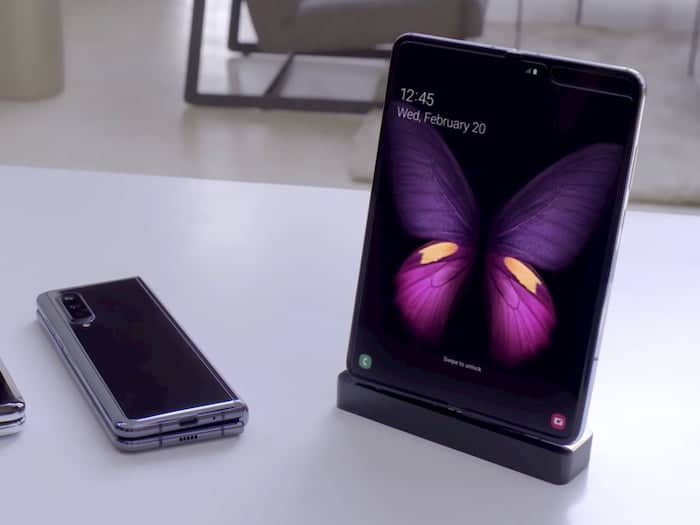 Galaxy Fold ganha hotsite indicando lançamento no Brasil Samsung Galaxy Fold fechado e ao lado Galaxy Fold aberto,.