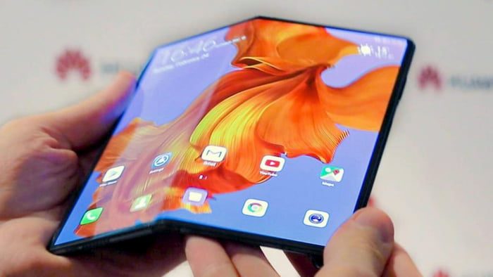 Huawei Mate X: Fabricante nega rumores e irá lançar o flagship em junho Smartphone Huawei Mate X com sua tela dobrável aberta.