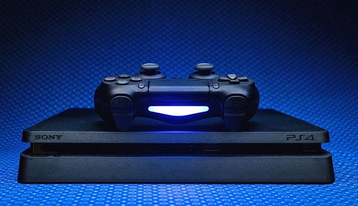 PlayStation 5: O que esperar da próxima geração do console PlayStation 4 com joystick em cima.