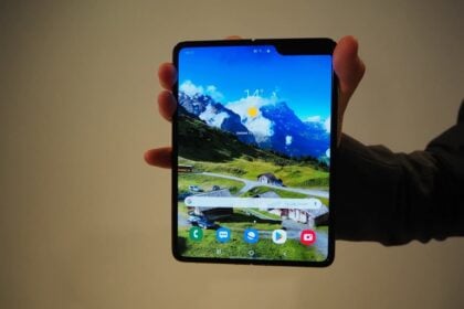 samsung galaxy fold hands on brasil