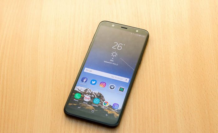 Galaxy J8 recebe atualização para o Android 9 Pie no Brasil Samsung Galaxy J8 preto com a tela ligada.