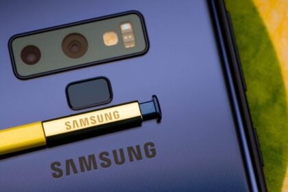 Imagem da parte traseira do Galaxy Note 9 com a S Pen.