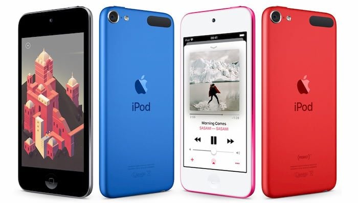Apple iPod Touch nas cores azul e vermelho.