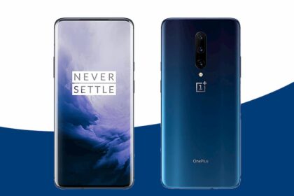 Imagem da parte frontal e da parte traseira do OnePlus 7.