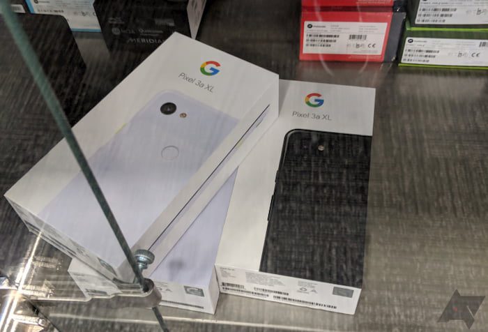 Imagem das caixas do Google Pixel 3a XL em vitrine da loja Best Buy.