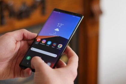 galaxy note 9 nas maos de um usuario