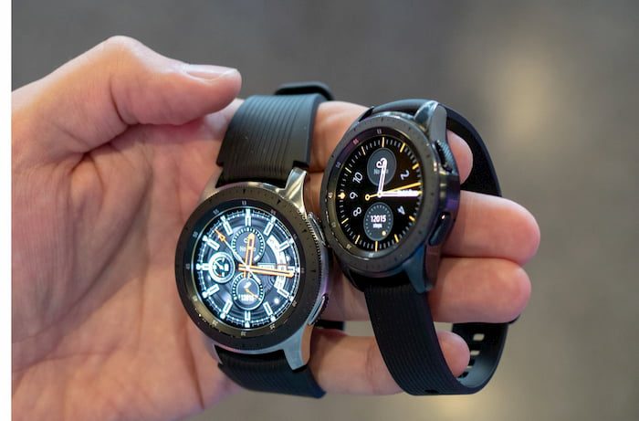 Samsung Galaxy Watch: Claro inicia vendas do wearable com e-SIM Imagem de dois modelos do Samsung Galaxy Watch.