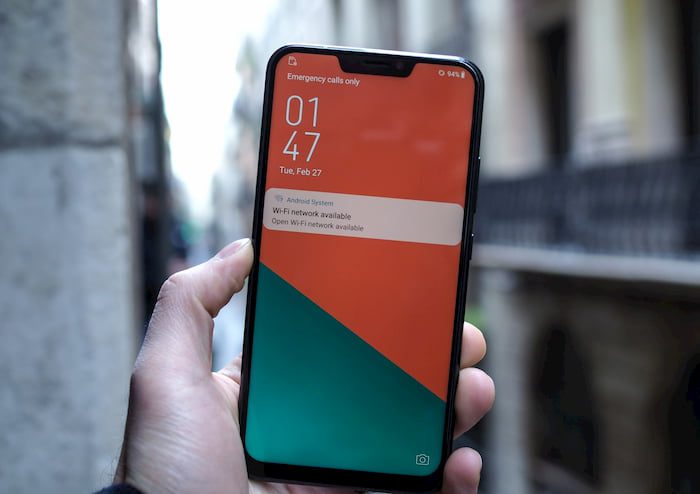 Imagem do Zenfone 5Z sendo segurado.