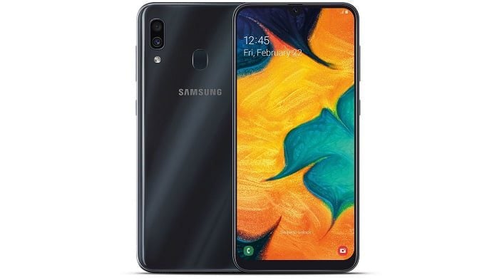 Samsung Galaxy A30 na cor preto.
