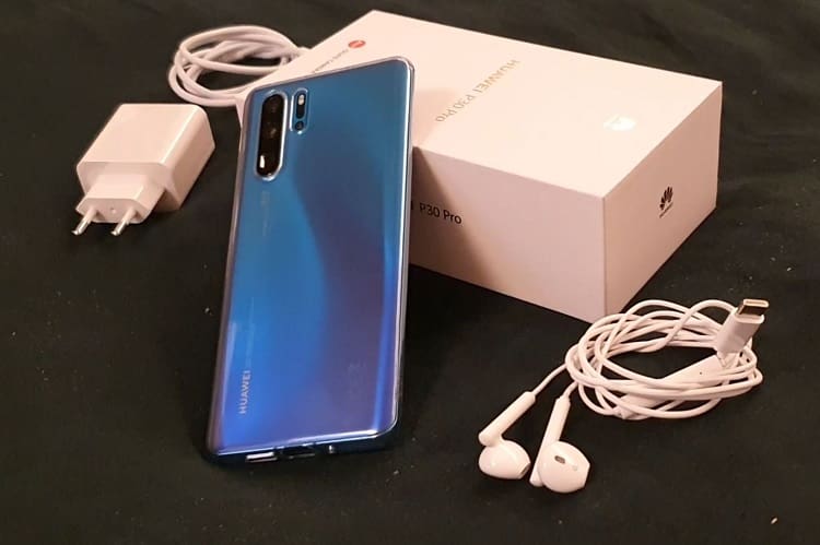 Huawei P30 Pro na cor azul.