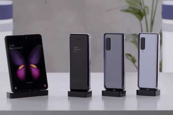 Galaxy Fold terá data de lançamento confirmada nas próximas semanas Samsung Galaxy Fold aberto ao lado de três unidades fechadas.