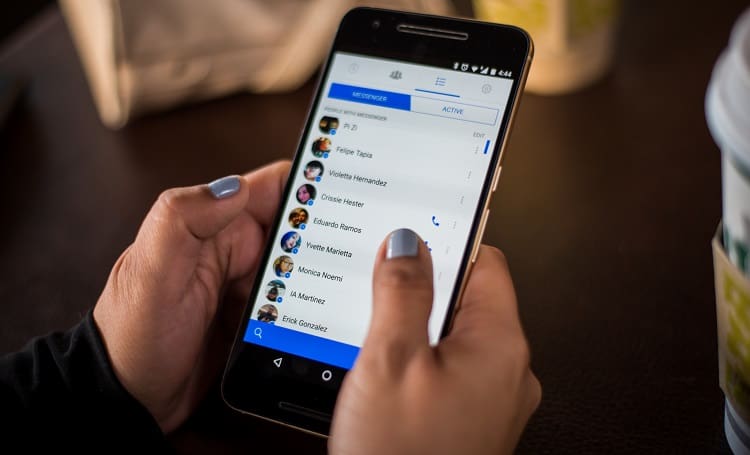 Facebook confirma que funcionários transcreviam áudios do Messenger Faceboook Messenger transcrição de áudios.