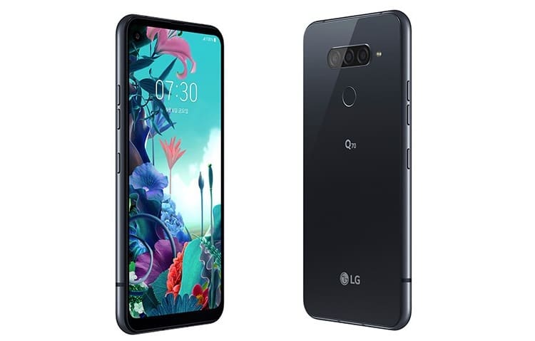 LG Q70 na cor preta.