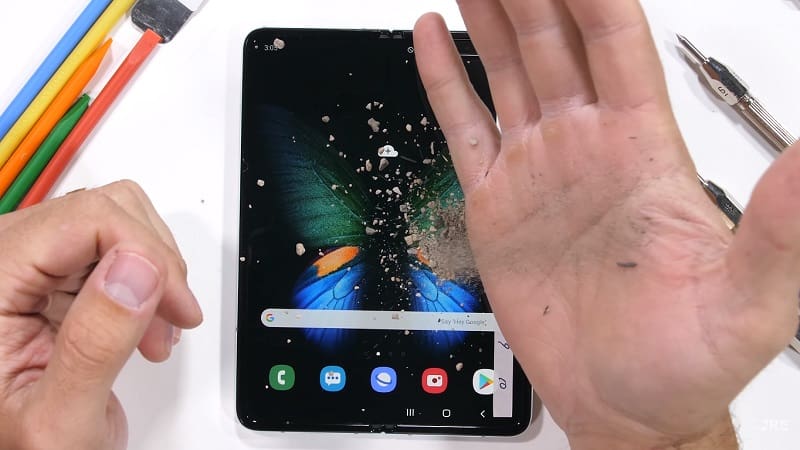 Galaxy Fold passa por teste de resistência e mostra que ainda é frágil Galaxy Fold teste de resistência a areia.