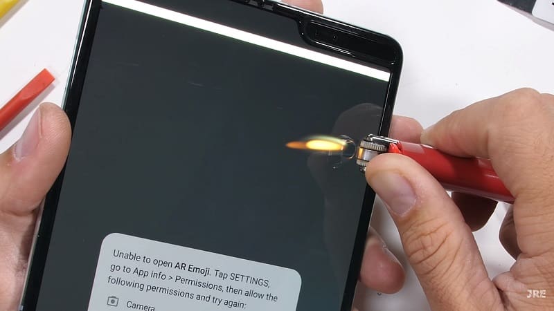Galaxy Fold passa por teste de resistência e mostra que ainda é frágil Galaxy Fold é testado com isqueiro.
