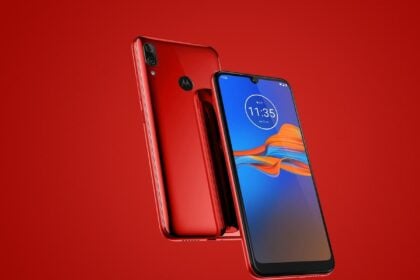 Motorola Moto E6 Plus na cor Vermelho Metálico.