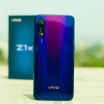 Vivo Z1x na cor azul, com sua caixa logo atrás.