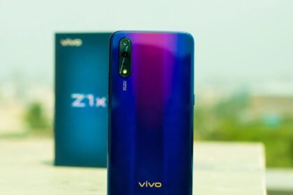 Vivo Z1x na cor azul, com sua caixa logo atrás.