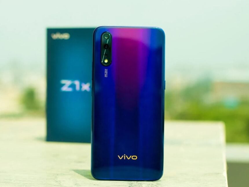 Vivo Z1x na cor azul, com sua caixa logo atrás.