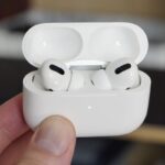 Apple AirPods dentro do estojo de carregamento.