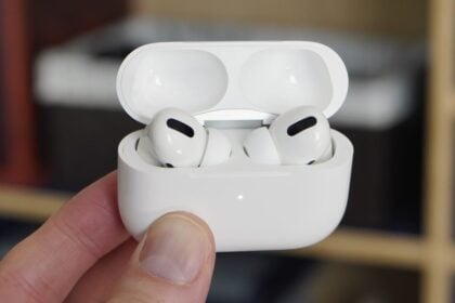 Apple AirPods dentro do estojo de carregamento.