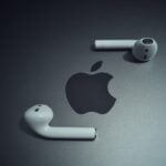 Apple AirPods sobre um MacBook.