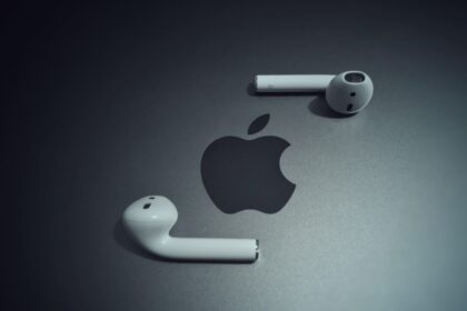 Apple AirPods sobre um MacBook.