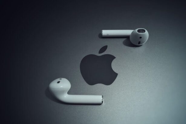 Apple AirPods sobre um MacBook.