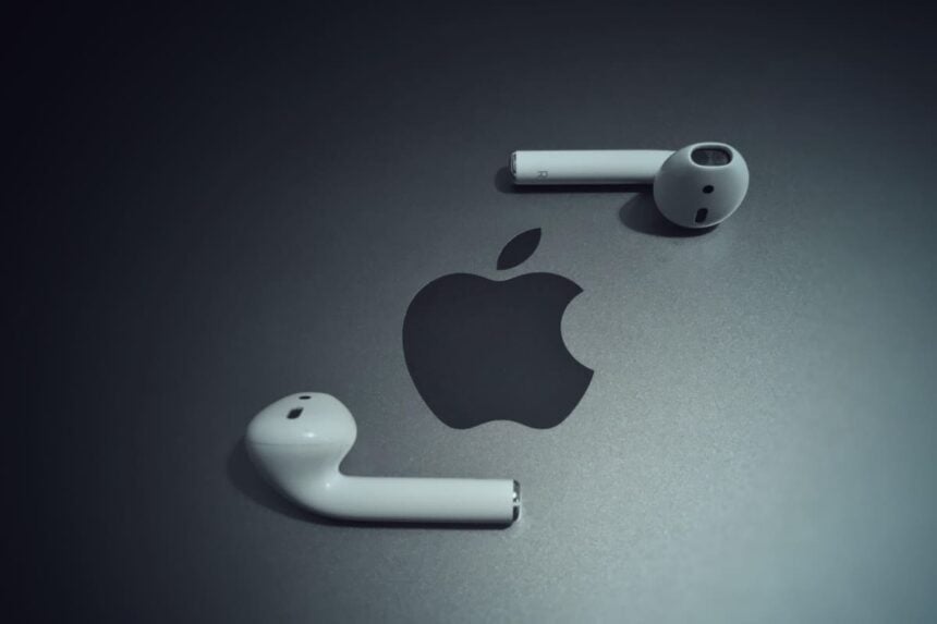 Apple AirPods sobre um MacBook.