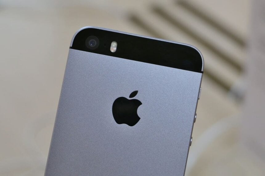 iPhone 5 prateado.