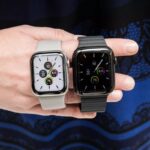 Apple Watch Series 5 em modelos preto e branco.