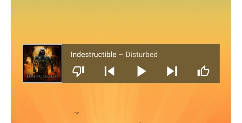 YouTube Music: Atualização adiciona widget na tela inicial do smartphone Captura de tela da nova widget do app YouTube Music, exibindo capa do álbum, botões de reprodução e botões para like e dislike.
