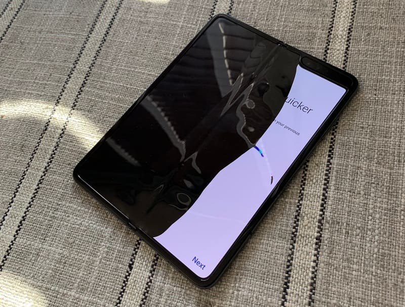 Galaxy Fold: Preço para troca de tela excede valor de reparo do iPhone 11 Galaxy Fold tela danificada.