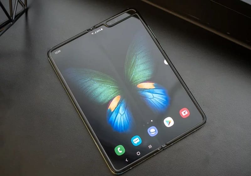 Samsung Galaxy Fold terá vendas iniciadas na Holanda em breve Galaxy Fold com a tela aberta sobre uma mesa.