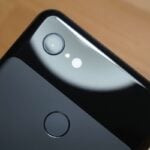 Google Pixel 3 na cor preta, foto focando suas câmeras traseiras.