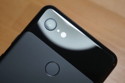 Google Pixel 3 na cor preta, foto focando suas câmeras traseiras.
