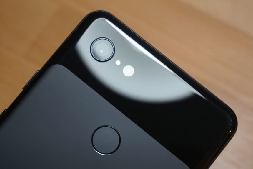 Google Pixel 3 na cor preta, foto focando suas câmeras traseiras.